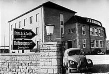 Ein Backsteingebäude mit angegliederten Werkhallen, heute Werk 1 genannt, markiert 1938 den Anfang von Porsche in Zuffenhausen. Dort entsteht die Nullserie des geplanten Volkswagens der spätere „Käfer“